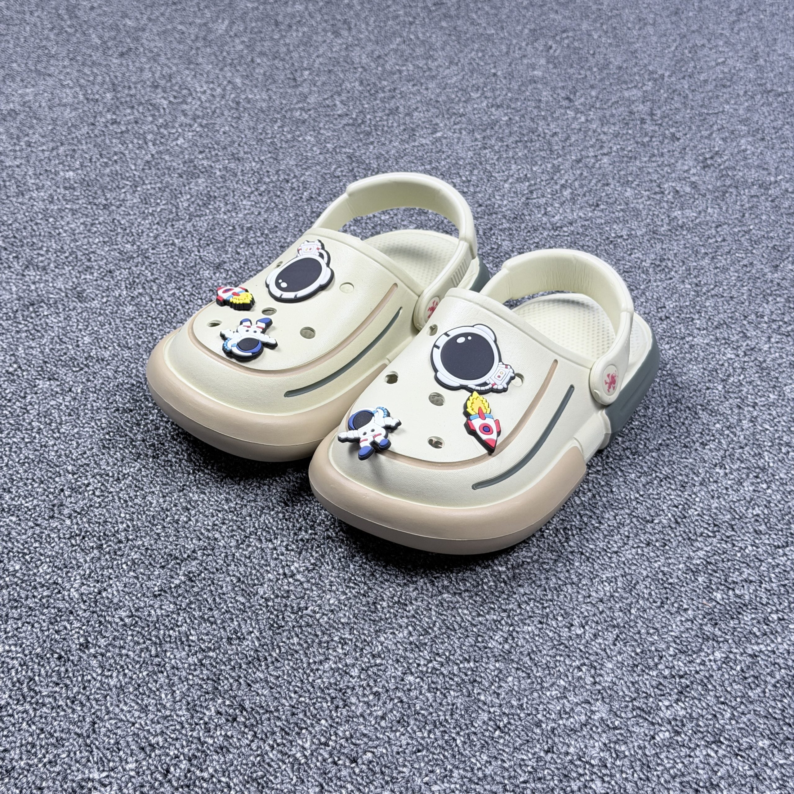 IMG_5809 KIDS CROCS-0802-22(BEIGE) - Image 1