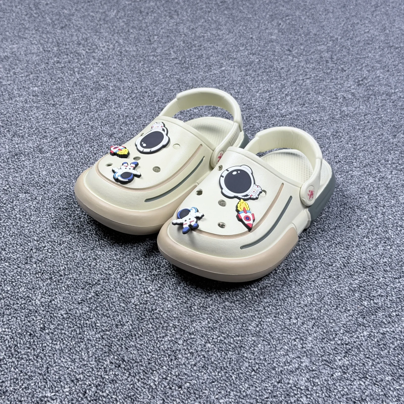 IMG_5809 KIDS CROCS-0802-22(BEIGE) - Image 1